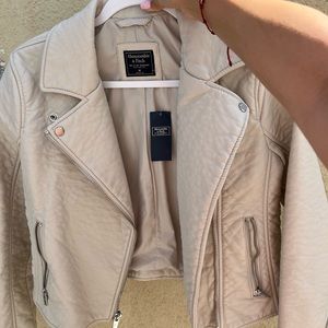 NWT Abercrombie & Fitch leather jacket size medium in color beige